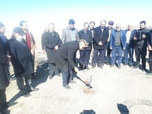 شروع آماده سازی زمین ۵ هکتاری از اراضی کارخانه لوله سازی آذرشهر و عملیات اجرایی طرح نهضت ملی مسکن در اراضی مذکور