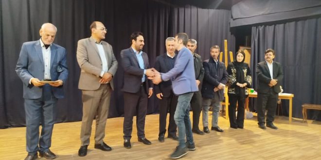 مراسم تجلیل از فعالان عرصه تئاتر در شهرستان آذرشهر