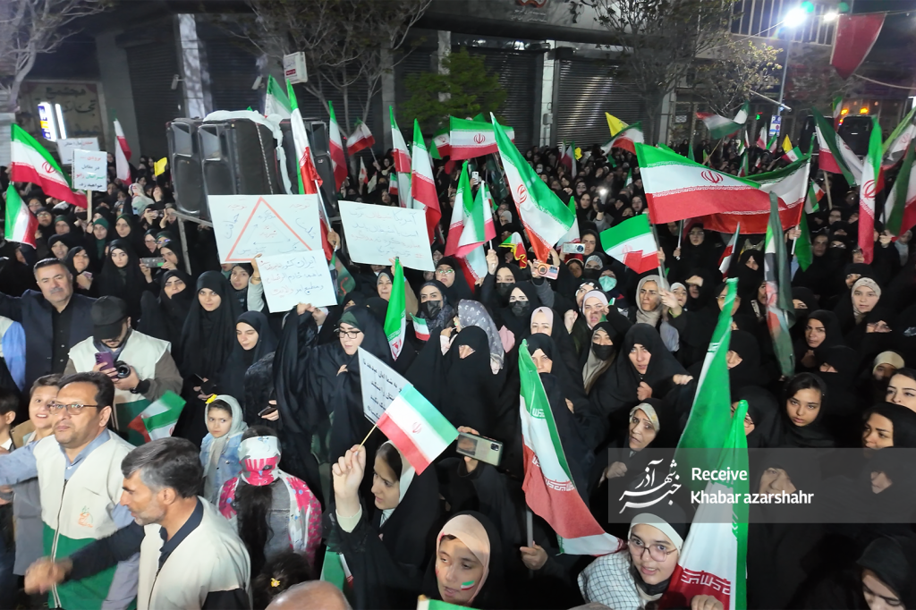 جمع حماسی مردم آذرشهر با حضور خادمین حرم مطهر رضوی در حمایت از آرمان‌های انقلاب 