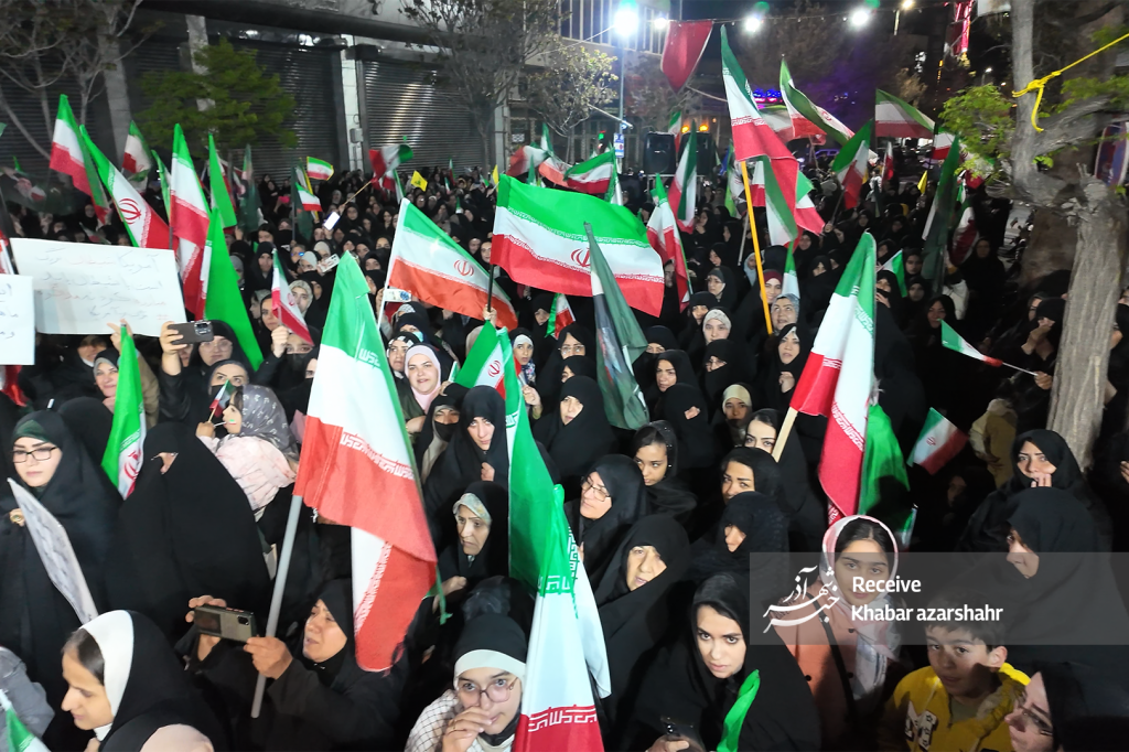 جمع حماسی مردم آذرشهر با حضور خادمین حرم مطهر رضوی در حمایت از آرمان‌های انقلاب 