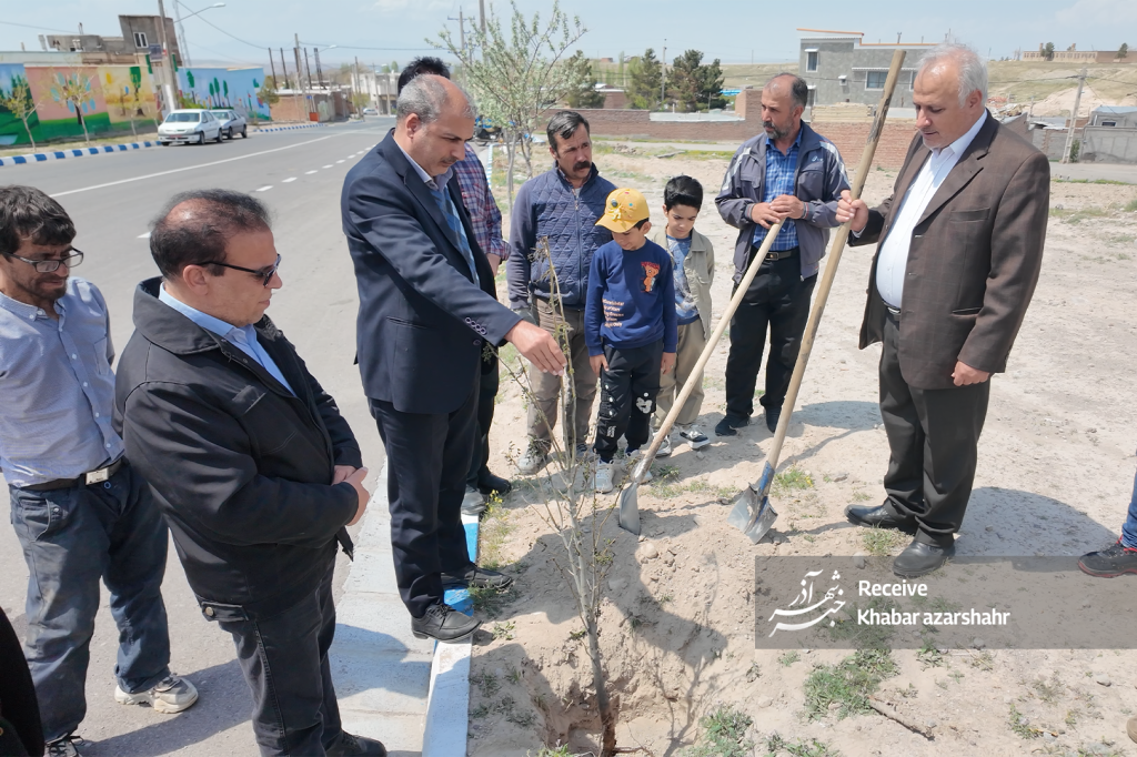 کاشت ۴۰۰ اصله نهال در آذرشهر به مناسبت روز زمین پاک