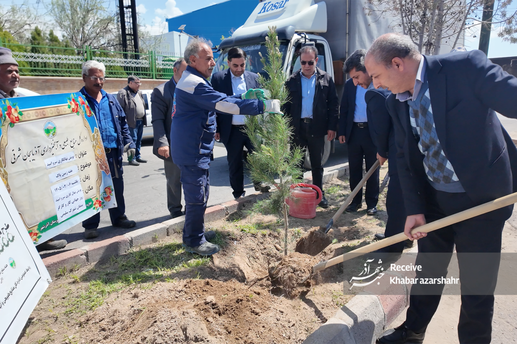 کاشت ۴۰۰ اصله نهال در آذرشهر به مناسبت روز زمین پاک