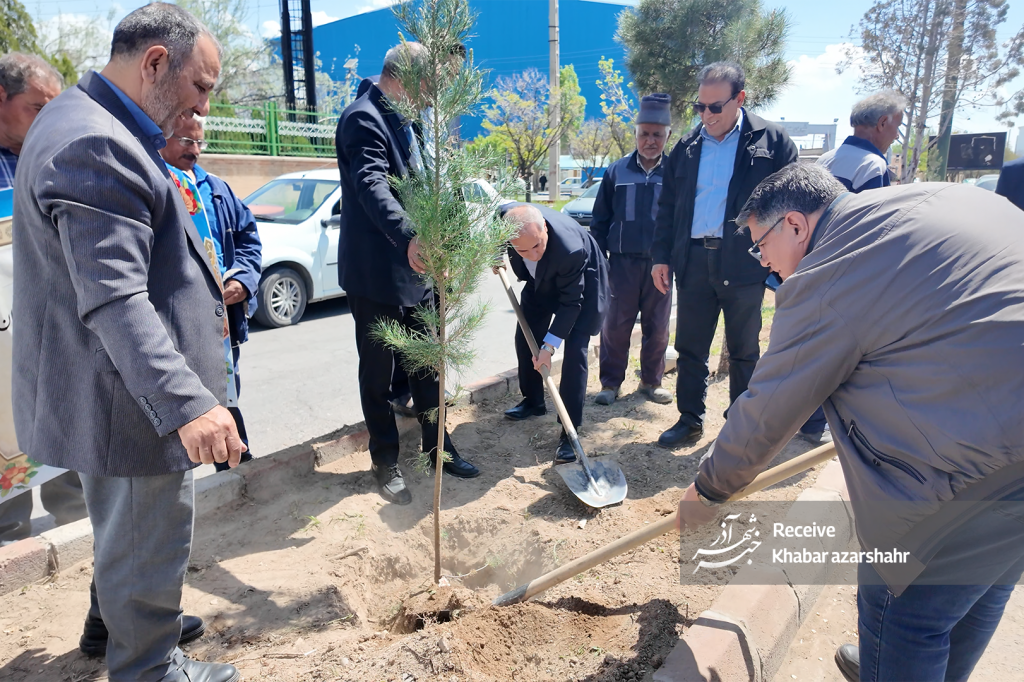 کاشت ۴۰۰ اصله نهال در آذرشهر به مناسبت روز زمین پاک